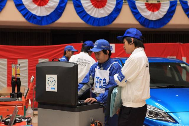 卒業生がマツダ全国サービス技術大会で総合第3位(20チーム中)に入賞!