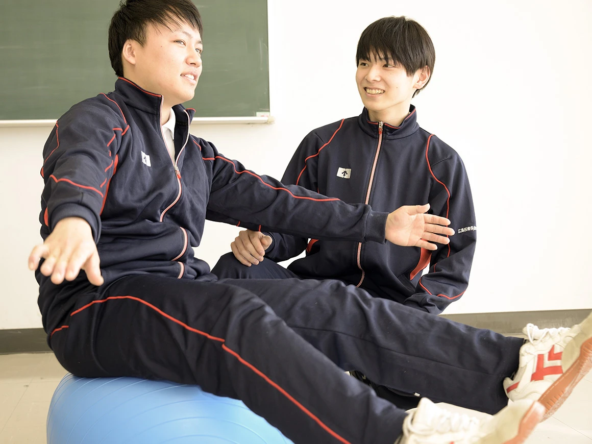 運動療法を学ぶ学生