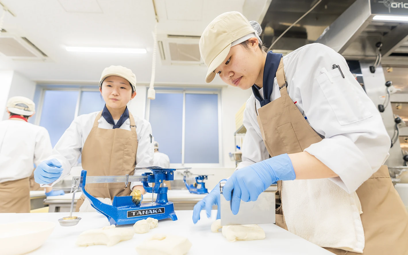 ２年次 製菓実習の様子
