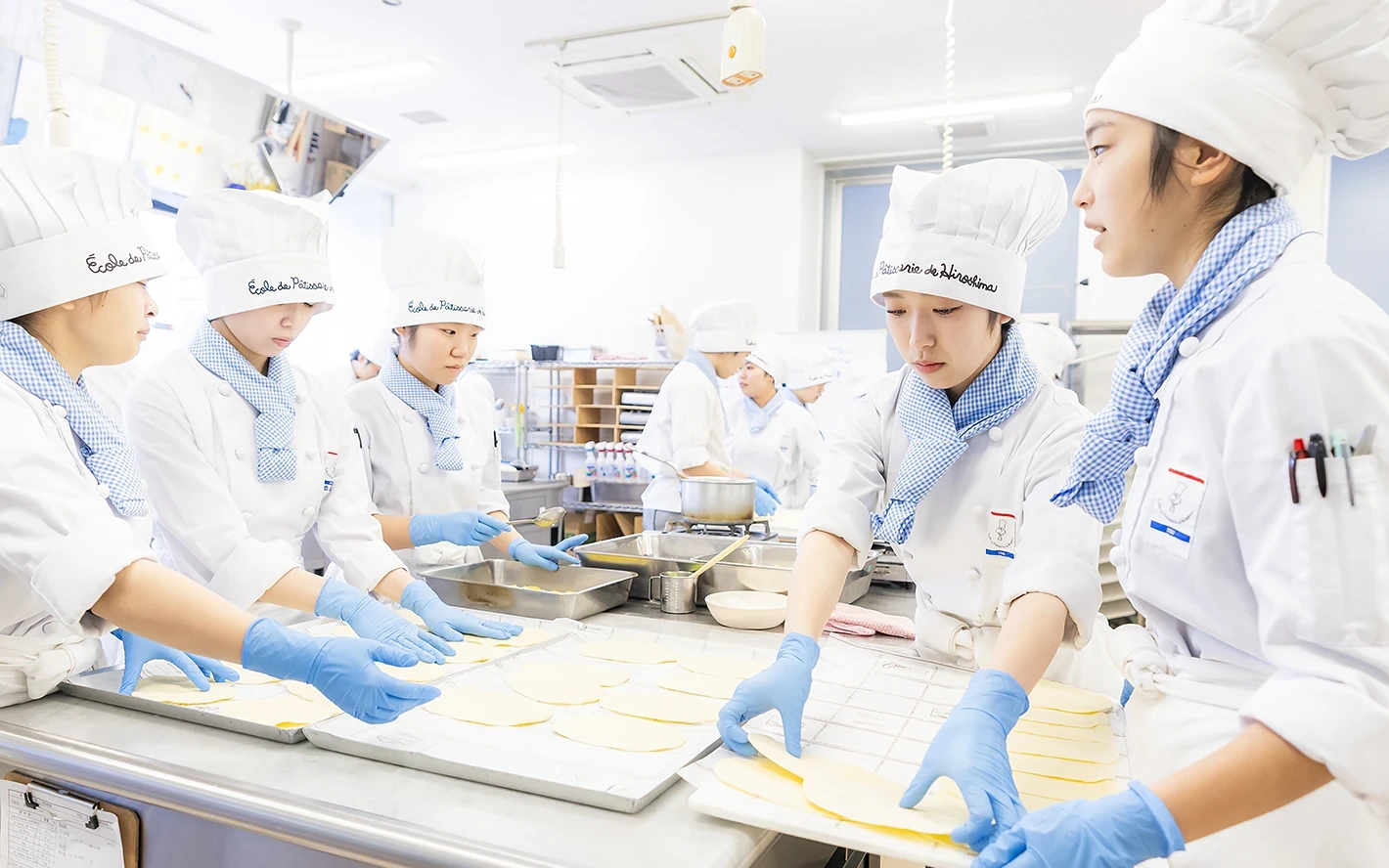 ２年次 製菓実習の様子